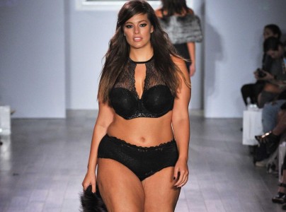 Le mannequin grande taille Ashley Graham a défilé lors de la Fashion Week de New York